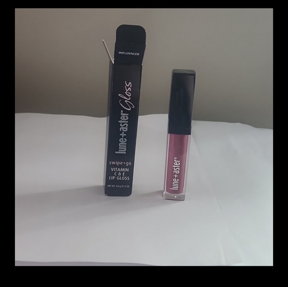 Lune + Aster Vitamin C &E Lip Gloss Influencer - Picture 1 of 5